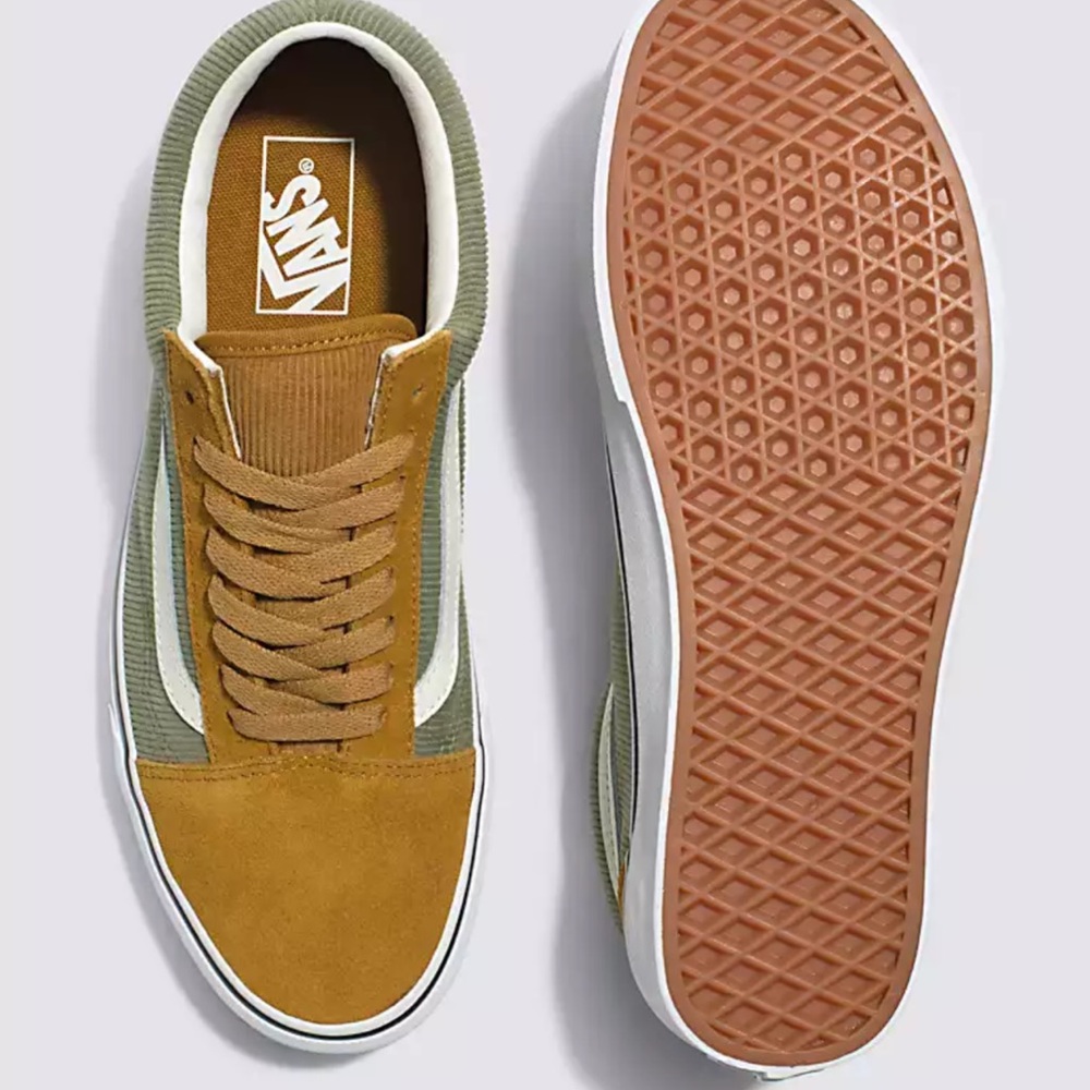 Vans Men’s Old Skool
Mini Cord Green/Brown
VN000ZNIT20A
Sneakers
Corduroy Shoe - Picture 3 of 16